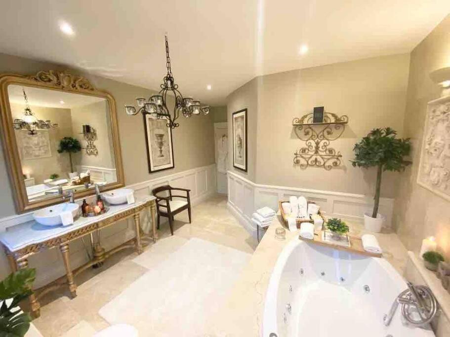 Lakeview Exclusive On The Blessington Villa *