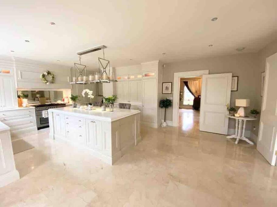 Lakeview Exclusive On The Blessington Villa